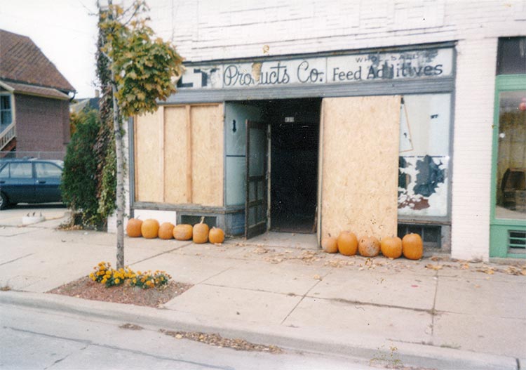 An early shot of Xav Leplae's "Pumpkin World" under construction, c. 1998, in the old Hermetic Gallery location. © Peter Barrickman