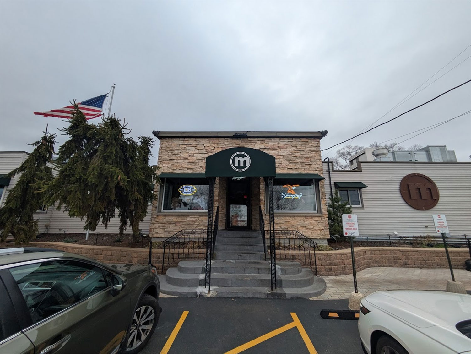 Exterior of Matty's Bar & Grille in New Berlin
